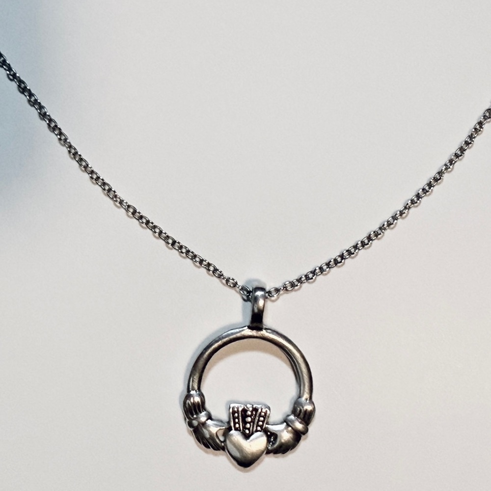 Silver Claddagh Pendant Necklace 17”